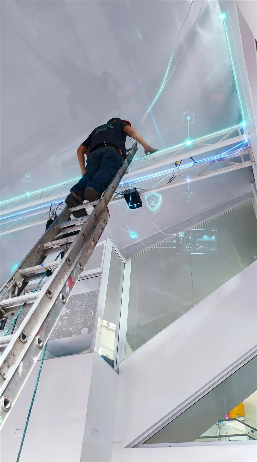Técnico de Soteira en una instalación de infraestructura y cableado